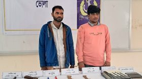 নৌবাহিনীর ও র‍্যাবের যৌথ অভিযানে অস্ত্রসহ আটক ২