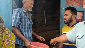 ৩০ কেজির পরিবর্তে ২৮ কেজি চাল দিচ্ছেন ডিলার
