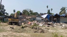 মসজিদের মাইকে ঘোষণা দিয়ে ঘরবাড়ি ভেঙে দেয়ার অভিযোগ