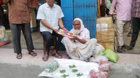 ছয় সন্তানের জনক মোতালেব এখন ফুটপাতের বাসিন্দা