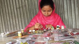 আঁখির আয়ের উৎস ‘মায়ের স্মৃতি’ মাটির গয়না
