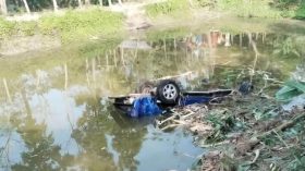 বরগুনায় পুলিশের গাড়ি নিয়ন্ত্রণ হারিয়ে খাদে