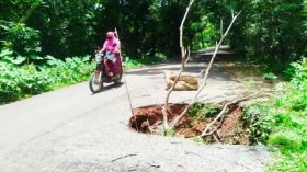 বাকেরগঞ্জ-বরগুনা সড়কে বড় বড় গর্ত, নিরব কর্তৃপক্ষ