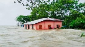 উপকূল প্লাবিত, ১৭ রুটে নৌযান চলাচল বন্ধ