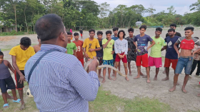 সাপ না মেরে গ্রামবাসীকে উপকারিতার কথা জানালেন কৃষি কর্মকর্তা