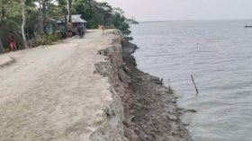 ঝুঁকিপূর্ণ বেড়িবাঁধে অরক্ষিত উপকূলবাসী