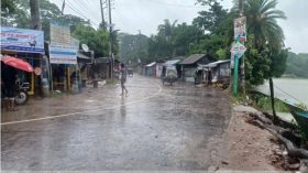 ঝালকাঠিতে ভারী বৃষ্টিতে জলাবদ্ধতায় ভোগান্তি চরমে