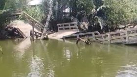 খালে ভেঙে পড়ল সেতু, ভোগান্তিতে ১৫ গ্রামের মানুষ