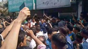 ছাত্রীর সঙ্গে অনৈতিক কর্মকাণ্ড, জুতার মালা পরিয়ে শিক্ষককে মারধর