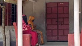 আমতলীতে বিয়ের দাবিতে প্রবাসীর বাড়িতে অনশনে বসা তরুণীর বিরুদ্ধে মামলা