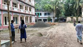 স্কুলের মাঠে সড়ক নির্মাণ, শিক্ষার্থীদের নিরাপত্তা হুমকিতে