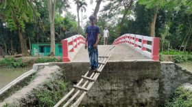 সেতুতে উঠতে হয় মই দিয়ে