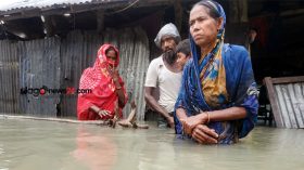 নিম্নচাপের প্রভাবে ভোলায় বসতঘরে কোমরসমান পানি