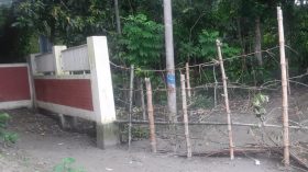 গৌরনদীতে স্কুলের প্রবেশপথে বাঁশের বেড়া : শিক্ষার্থীদের বিক্ষোভ
