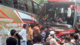 ঢাকা-বরিশাল মহাসড়কে বাসের মুখোমুখি সংঘর্ষে আহত ১৫