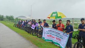 ‘ঋণ নয়, ক্ষতিপূরণ চাই’ দাবিতে বাইসাইকেল র‍্যালি
