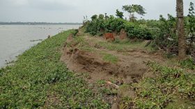 কঁচা নদীর ভাঙ্গন আতঙ্কে হাজারো মানুষ