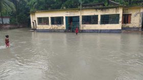 ইন্দুরকানীতে ত্রাণ নয় টেকসই বেড়িবাঁধ চাইছে স্থানীয়রা