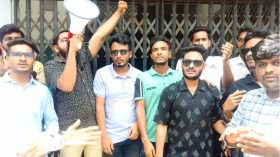 বিএম কলেজ শিক্ষার্থীদের ব্লকেড ও আমরণ কর্মসূচির হুঁশিয়ারি