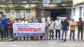 পিরোজপুরে বাস ভাড়া যৌক্তিক করার দাবিতে মানববন্ধন