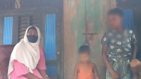 স্ত্রীর মর্যাদার দাবিতে তরুনীর অনশন