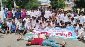 ঝালকাঠিতে গ্রামীণ রাস্তা সংস্কারের দাবিতে মহাসড়ক অবরোধ