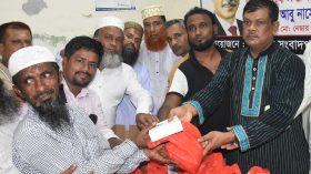রহমাতুল্লাহ’র উদ্যোগে হকার্স ইউনিয়নের সদস্যদের মাঝে ঈদ উপহার সামগ্রী বিতরণ