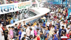কর্মস্থলে ফিরতে যাত্রীদের চাপ, বাড়তি ভাড়া নেয়ার অভিযোগ