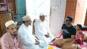 অসুস্থ সাংবাদিককে দেখতে গেলেন অধ্যক্ষ বাবরসহ জামায়াত নেতৃবৃন্দ