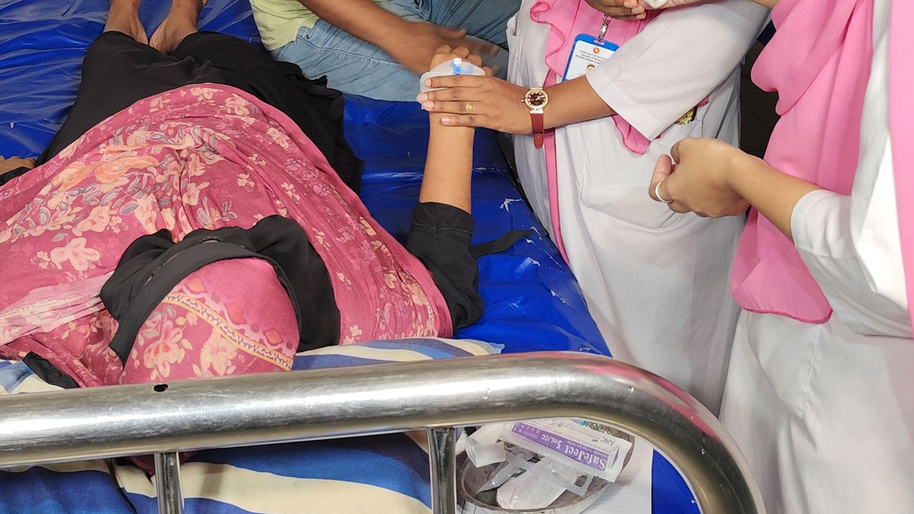 চাঁদা না পেয়ে স্বামীকে মারধর, স্ত্রীকে দলবদ্ধ ধর্ষণ!