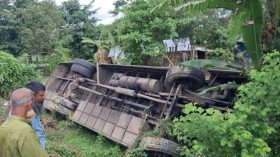 যাত্রীবাহী বাস নিয়ন্ত্রণ হারিয়ে খাদে, আহত ১৫