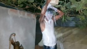 স্ত্রীকে তালাকের পর দুধ দিয়ে স্বামীর গোসল