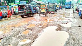 সংস্কারকাজ শেষ না হতেই ফের মহাসড়কে খানাখন্দ