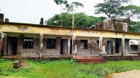 রাজাপুর ছালেহিয়া দাখিল মাদ্রাসায় ঝুঁকি নিয়ে পাঠদান