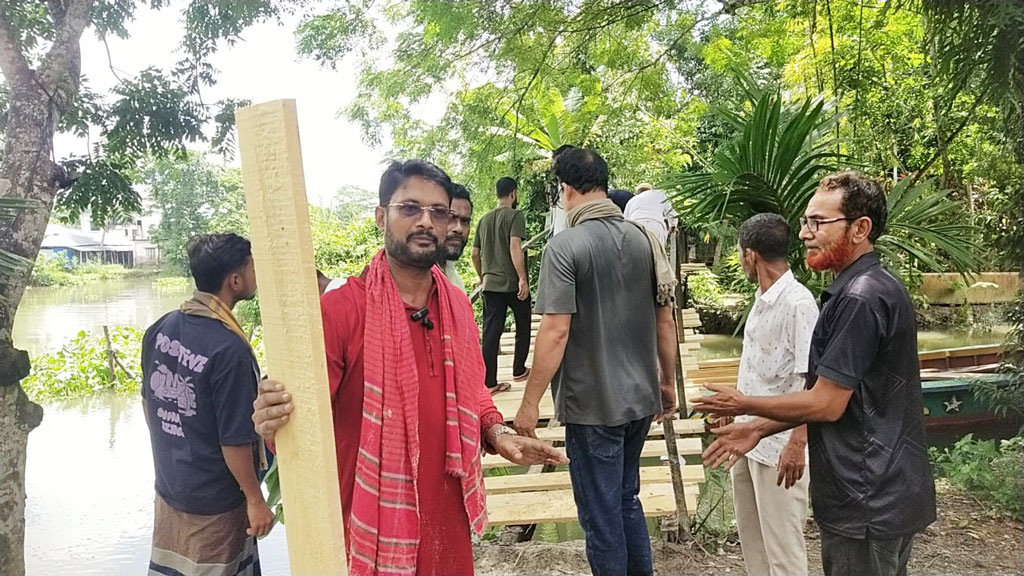 পথচারীদের দুর্ভোগ লাঘবে নিজস্ব অর্থায়ন ও স্বেচ্ছাশ্রমে ভাঙা পুল সংস্কার