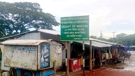 মহাসড়কের পাশে আইনের ধারা লেখা সাইনবোর্ডের নিচেই অবৈধ স্থাপনা