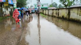 বেতাগীর টাউনব্রিজ এলাকায় সামান্য বৃষ্টিতেই জলাবদ্ধতা, ভোগান্তি