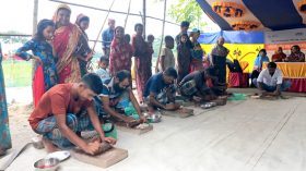 স্ত্রীদের সামনে পেঁয়াজ-মরিচ বাটলেন স্বামীরা