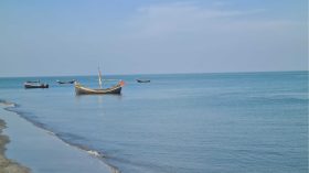 সাগরে ট্রলারডুবি, ১৮ জেলে জীবিত উদ্ধার
