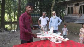 দুটি ‘যুদ্ধবিমান’ বানালেন নবম শ্রেণির ছাত্র সওকত