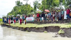 পাথরঘাটায় ত্রাণ নয়, টেকসই বেড়িবাঁধ চায় এলাকাবাসী