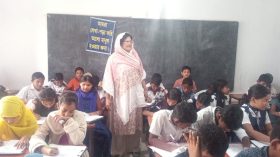 আমতলীতে কর্মবিরতিতেশিক্ষকরা, পরীক্ষা নিচ্ছেন প্রধান শিক্ষক