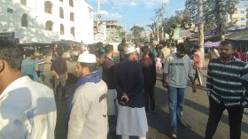 হাদিকে হত্যার প্রতিবাদে ঝালকাঠিতে বিক্ষোভ ও সড়ক অবরোধ