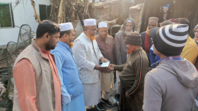 বরিশালে অগ্নিকাণ্ডে ক্ষতিগ্রস্তদের জামায়াতের আর্থিক সহায়তা প্রদান