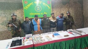 হিজলায় সেনাবাহিনীর অভিযান: বিপুল পরিমাণ অস্ত্র, টাকা ও মাদক উদ্ধার, আটক-৫