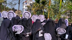 বরিশালে হাতপাখার পক্ষে নারী কর্মীদের প্রচারণা