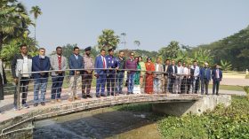 বাংলাদেশ ব্যাংকের গভর্নর পরিদর্শন করলেন জীবনানন্দ দাশ সংগ্রহশালা ও পাঠাগার