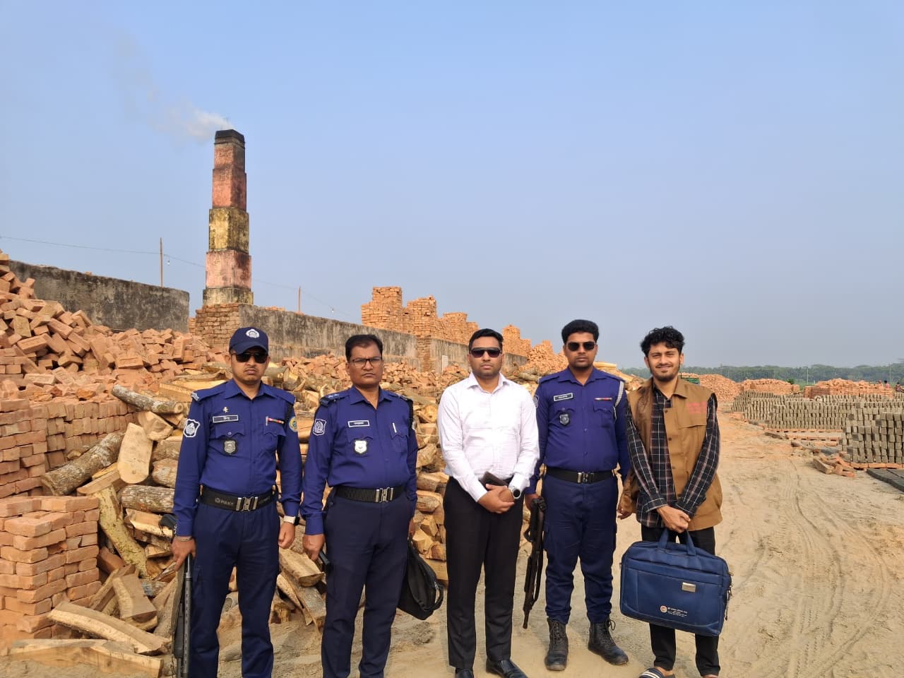 লালমোহনে ইটভাটায় জ্বালানি কাঠ পোড়ানোর অভিযোগে ২০ হাজার টাকা অর্থদন্ড