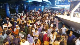 কর্মস্থলে ফিরছে দখিণের লাখো মানুষ, লঞ্চ-বাস টার্মিনালে ভিড়