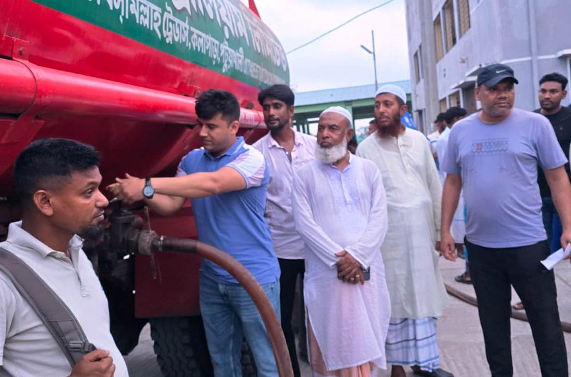 পটুয়াখালীতে প্রশাসনের উদ্যোগে সমুদ্রগামী জেলেদের ডিজেল সরবরাহ